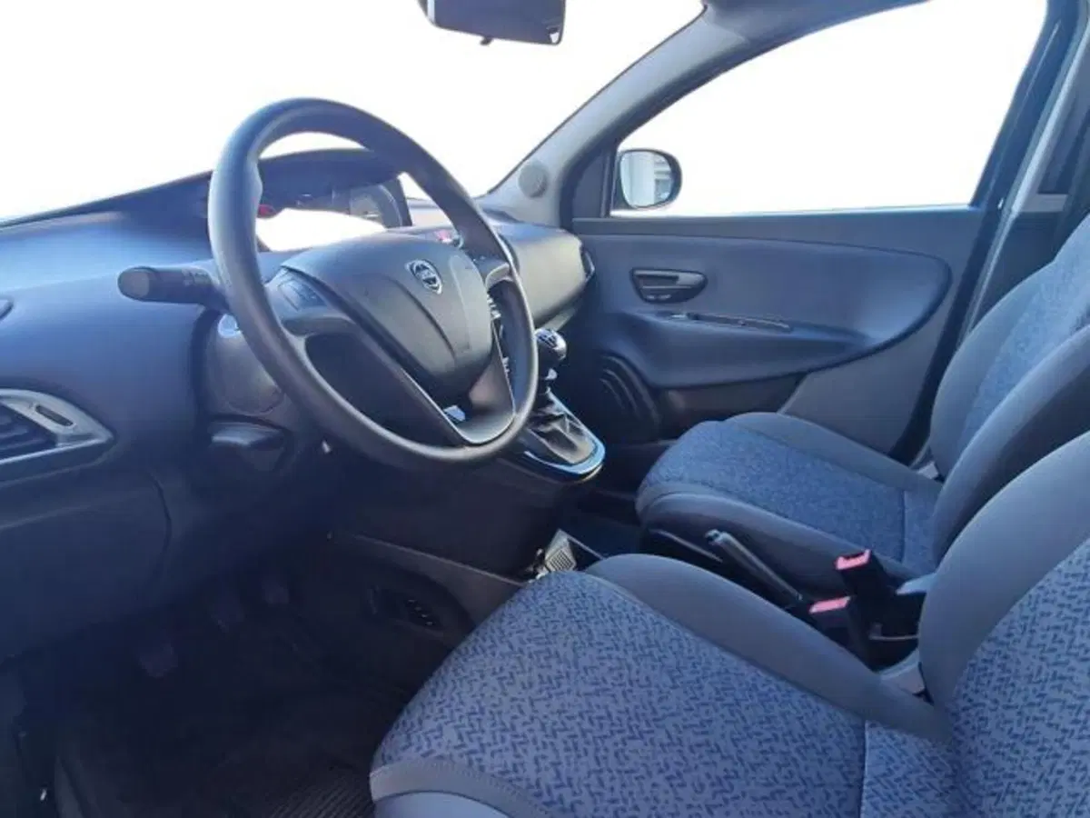 Lancia Ypsilon nuova a Salerno (9)
