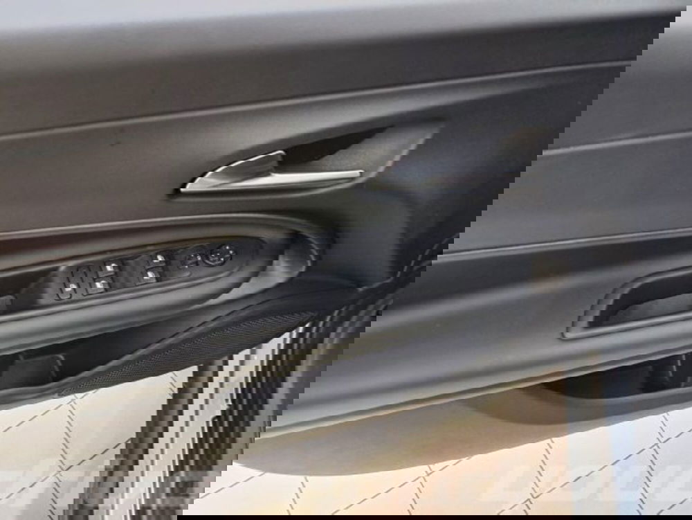 Jeep Avenger nuova a Napoli (17)