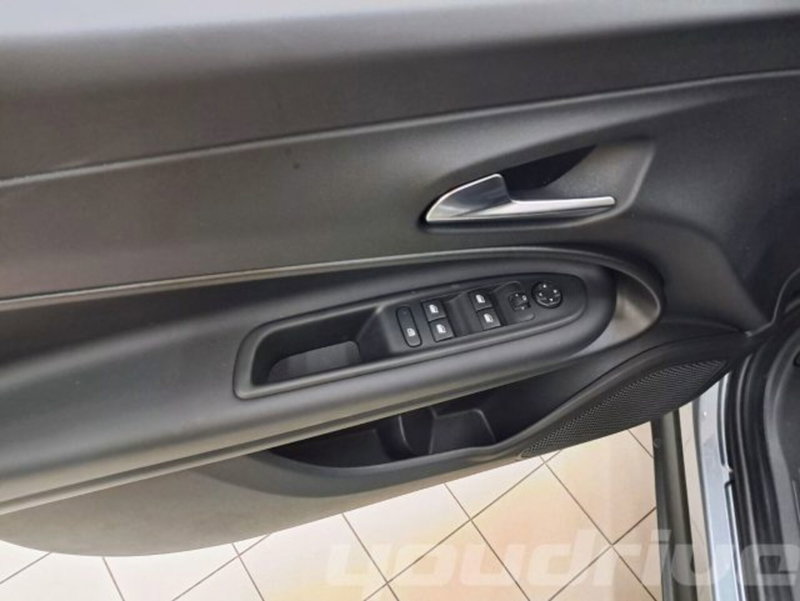 Jeep Avenger nuova a Napoli (17)