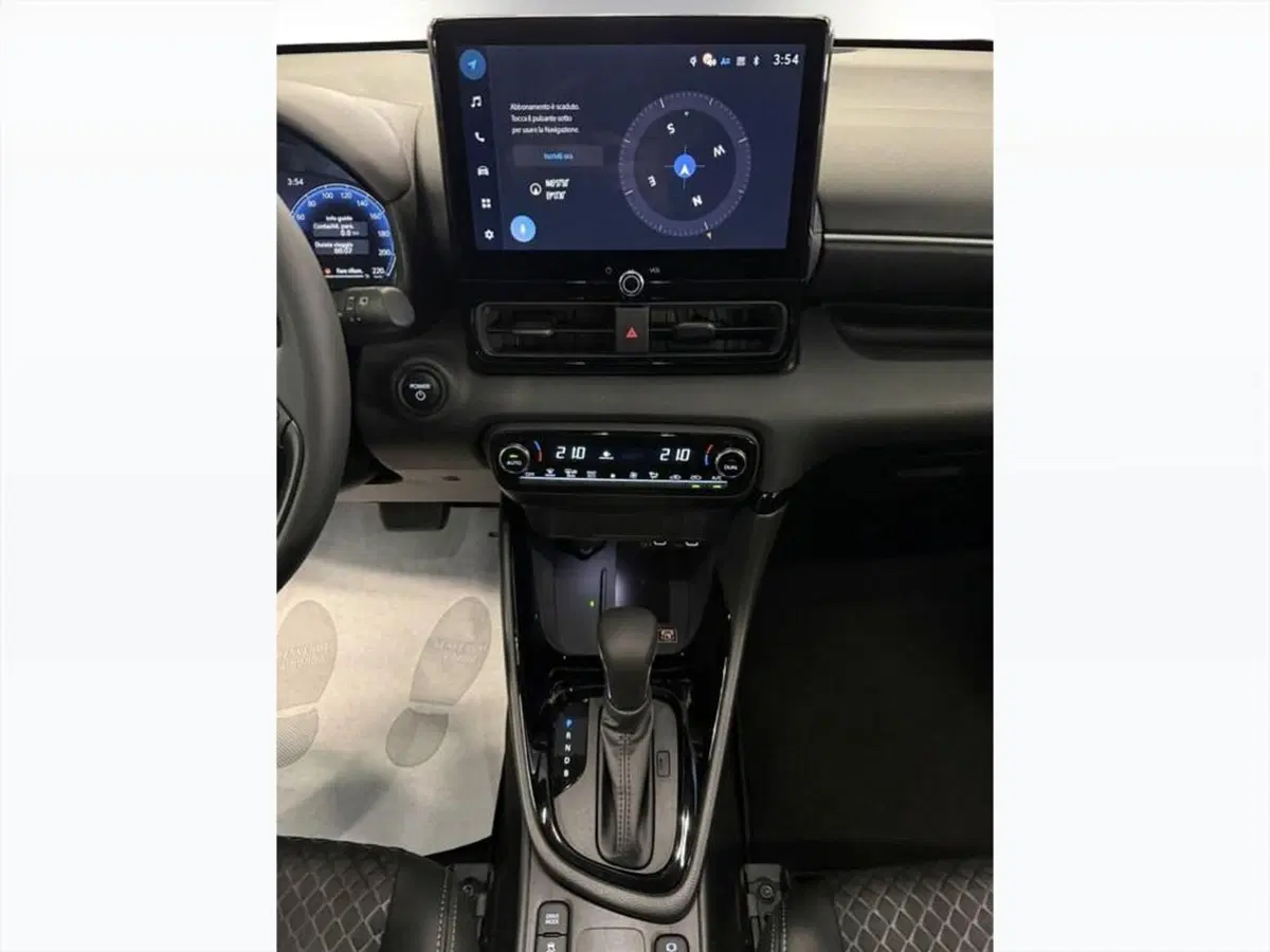 Toyota Yaris Cross nuova a Monza e Brianza (11)