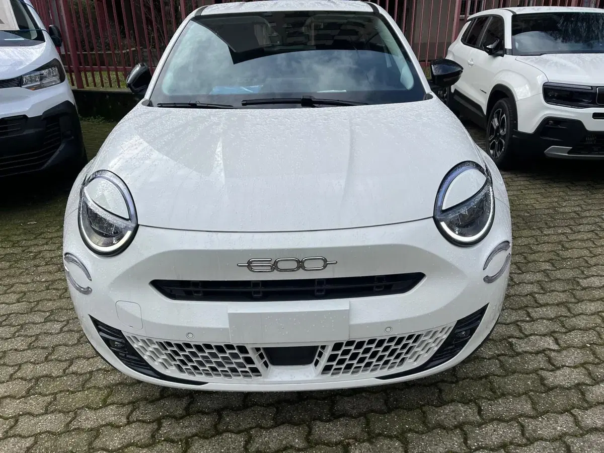 Fiat 600 nuova a Milano (2)