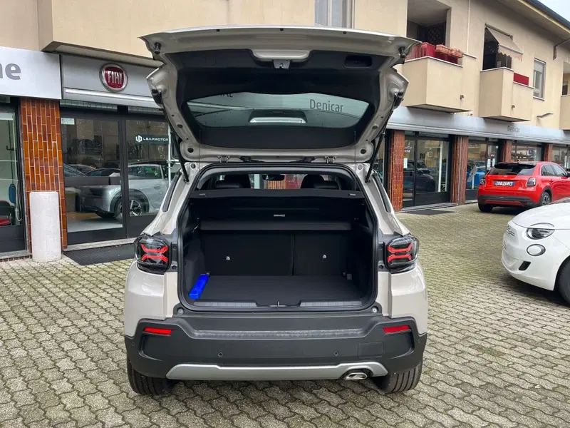 Jeep Avenger nuova a Milano (11)