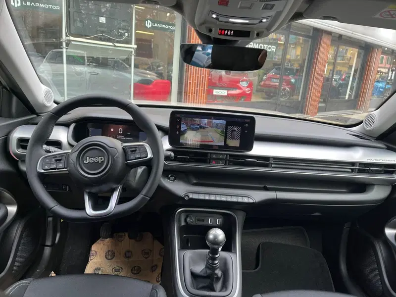 Jeep Avenger nuova a Milano (17)