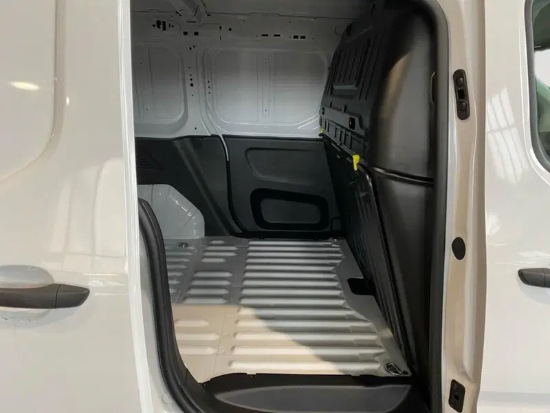 Peugeot Partner Furgone nuova a Torino (8)