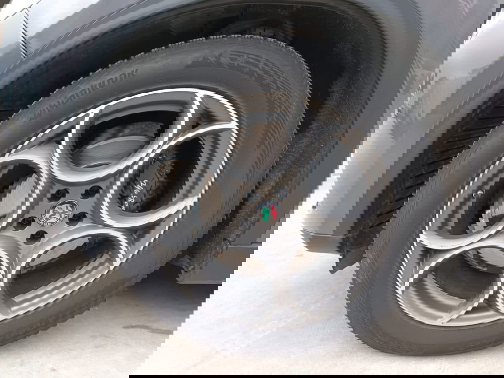 Alfa Romeo Stelvio usata a Bari (5)