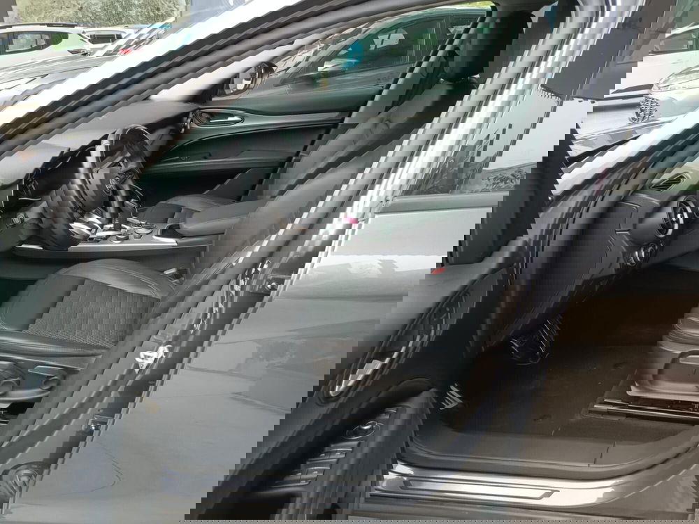 Alfa Romeo Stelvio usata a Bari (7)