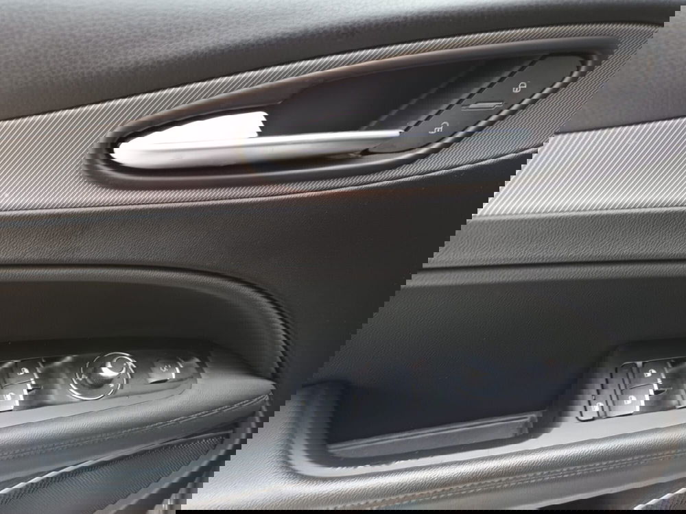 Alfa Romeo Stelvio usata a Bari (8)