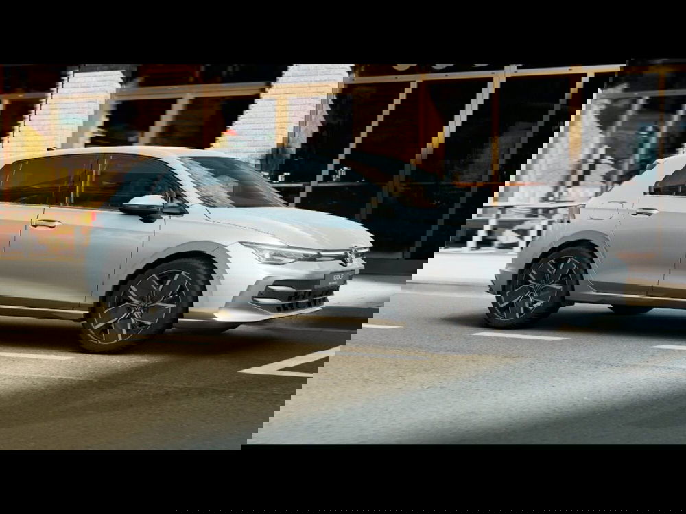 Volkswagen Golf nuova a Livorno (3)