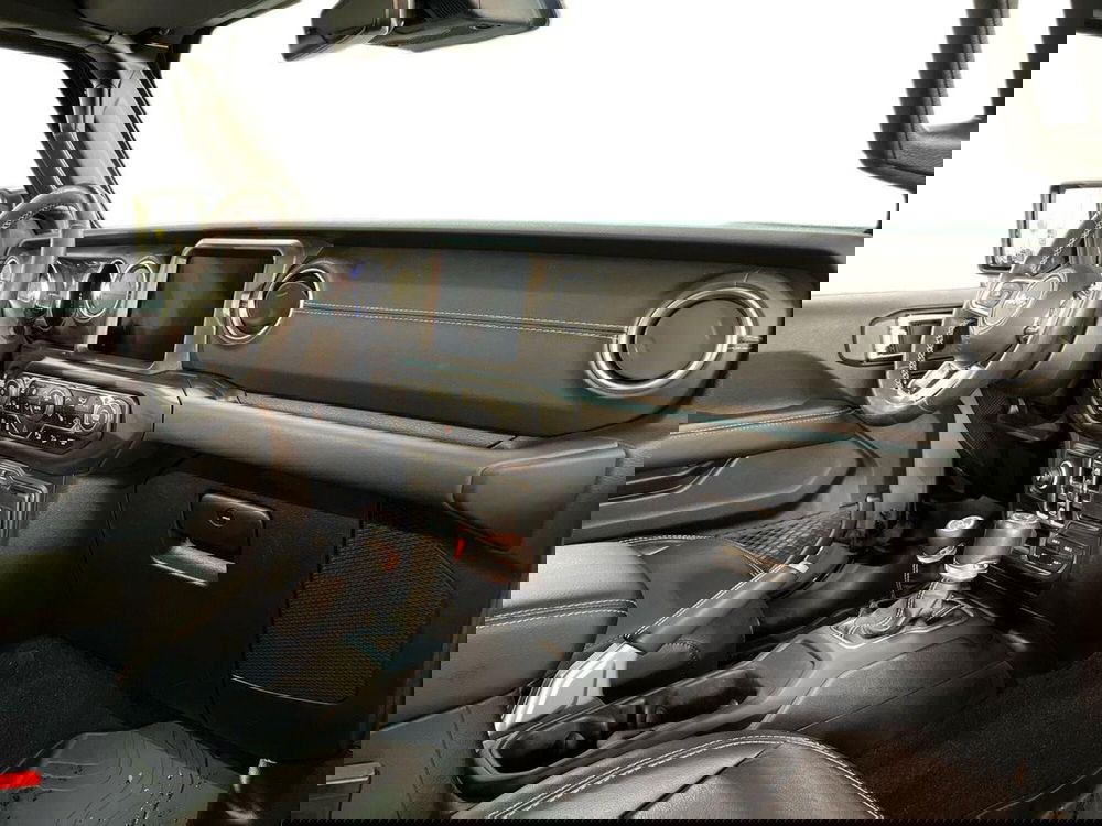 Jeep Wrangler Unlimited usata a Bari (9)