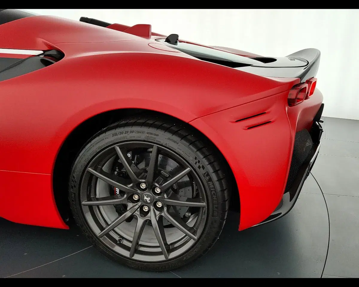 Ferrari SF90 Coupé usata a Verona (15)