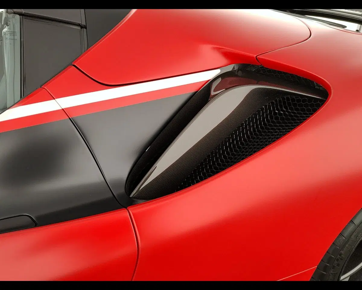Ferrari SF90 Coupé usata a Verona (19)