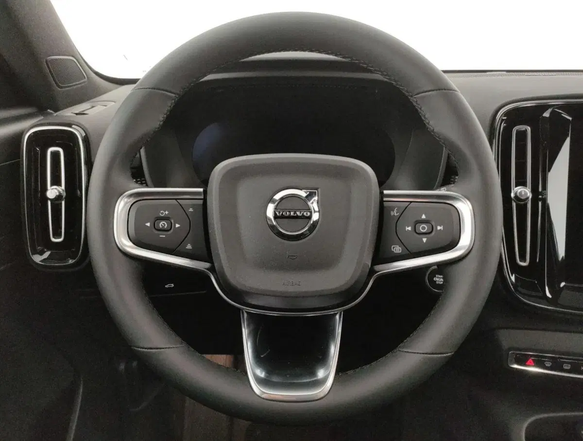 Volvo XC40 nuova a Como (9)