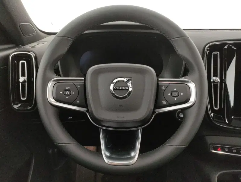 Volvo XC40 nuova a Como (9)