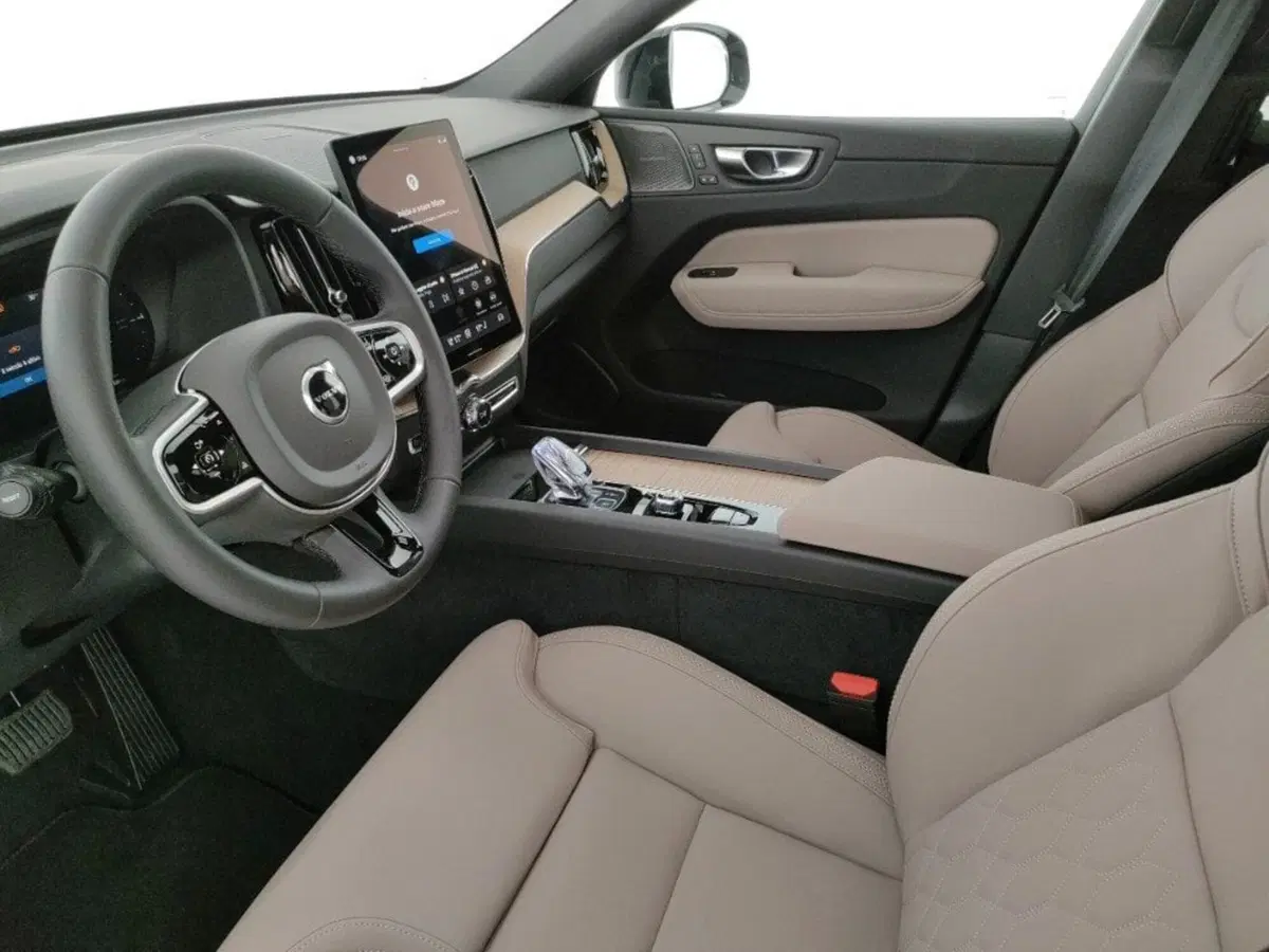 Volvo XC60 nuova a Como (8)