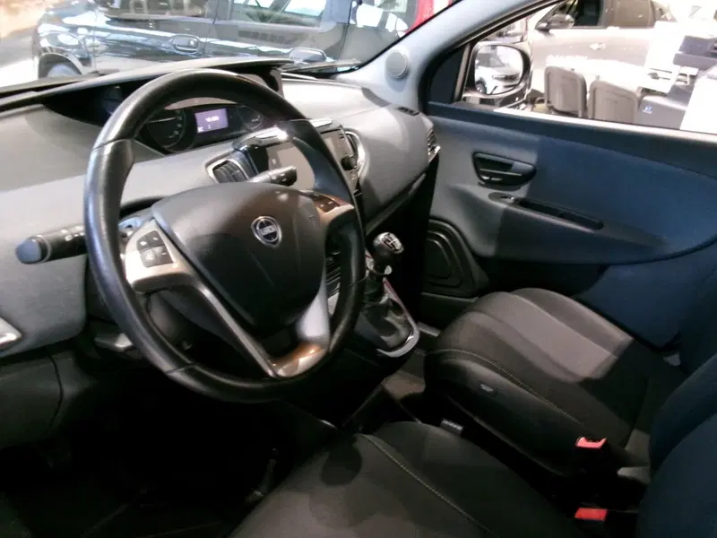 Lancia Ypsilon usata a Venezia (15)