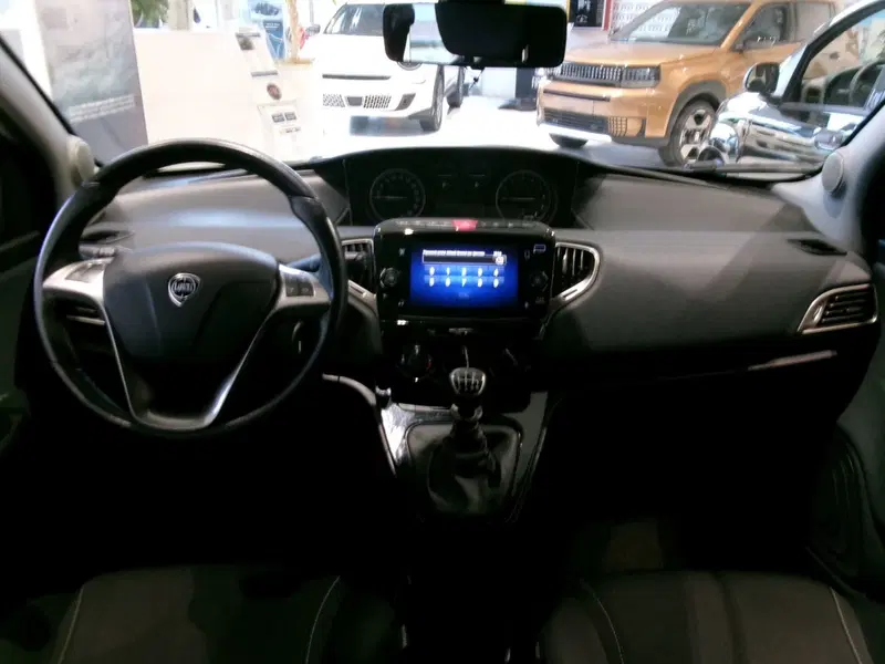 Lancia Ypsilon usata a Venezia (9)