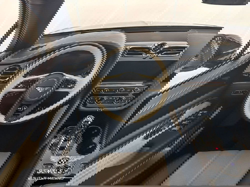 Bentley Bentayga nuova a Milano (12)