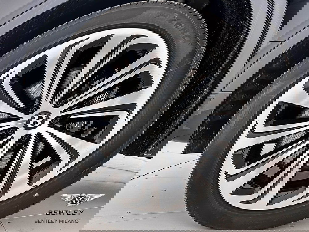 Bentley Bentayga nuova a Milano (9)
