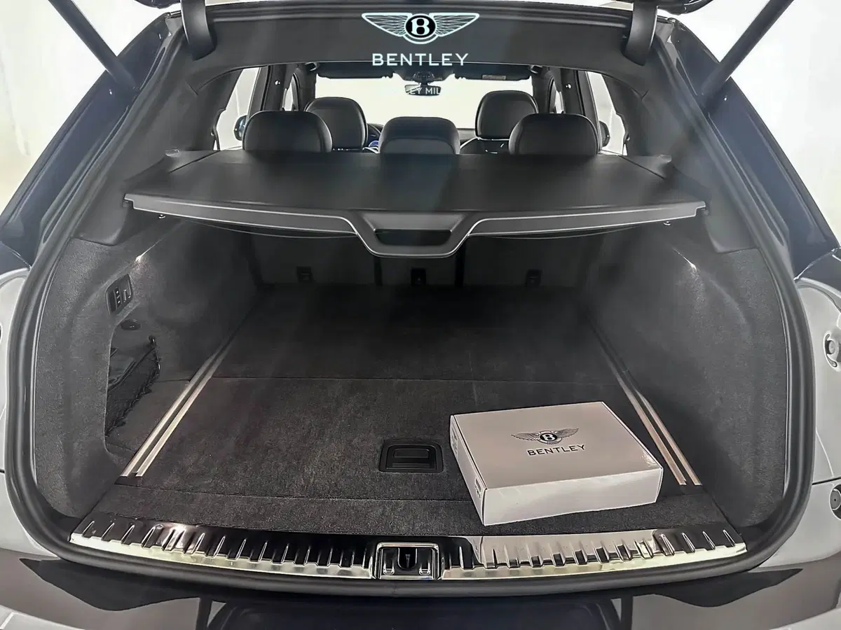 Bentley Bentayga nuova a Milano (12)