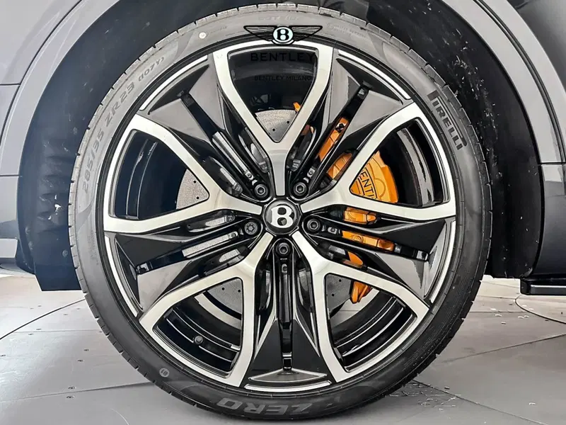 Bentley Bentayga nuova a Milano (8)