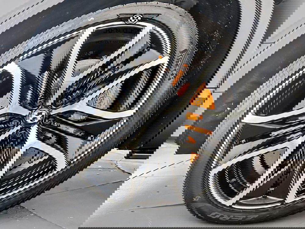 Bentley Bentayga nuova a Milano (8)