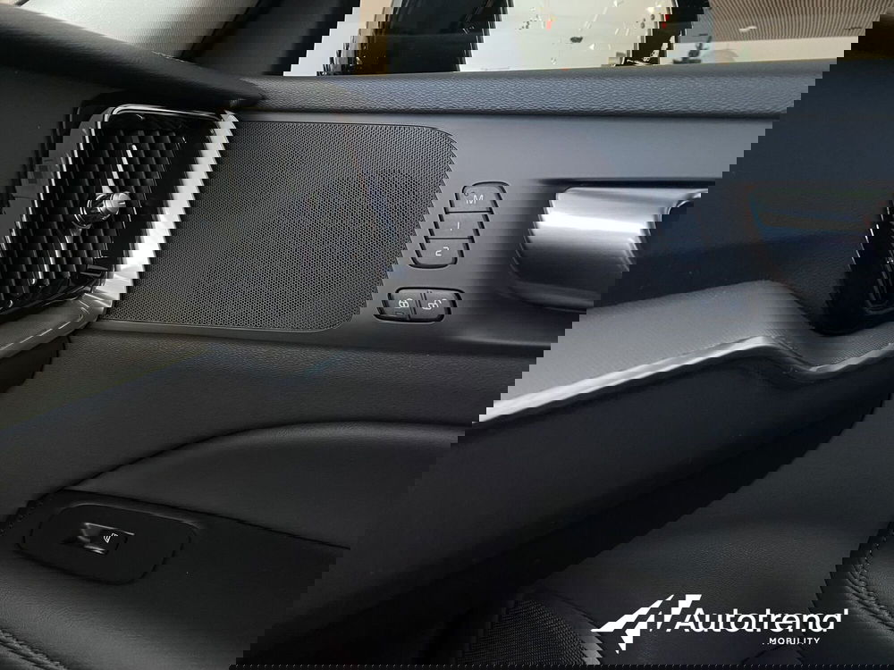 Volvo V60 nuova a Bari (16)