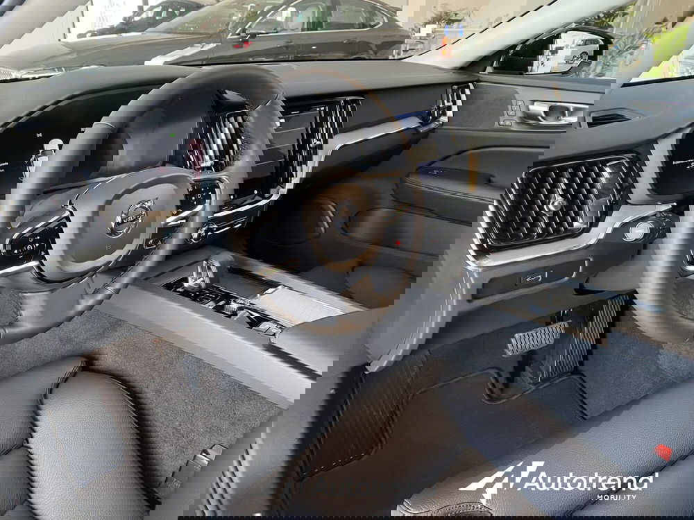 Volvo V60 nuova a Bari (7)