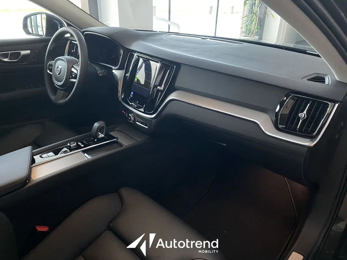 Volvo V60 nuova a Bari (9)