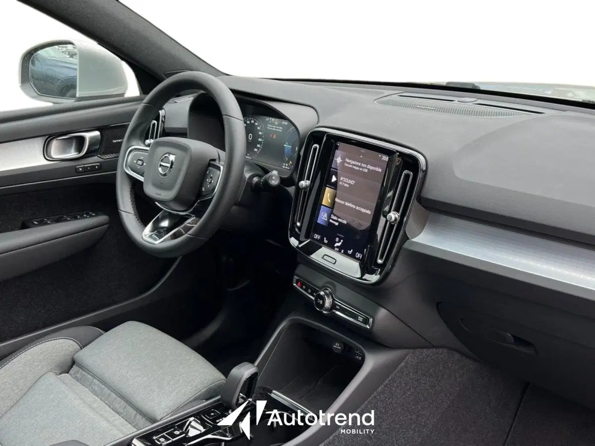 Volvo XC40 nuova a Bari (10)