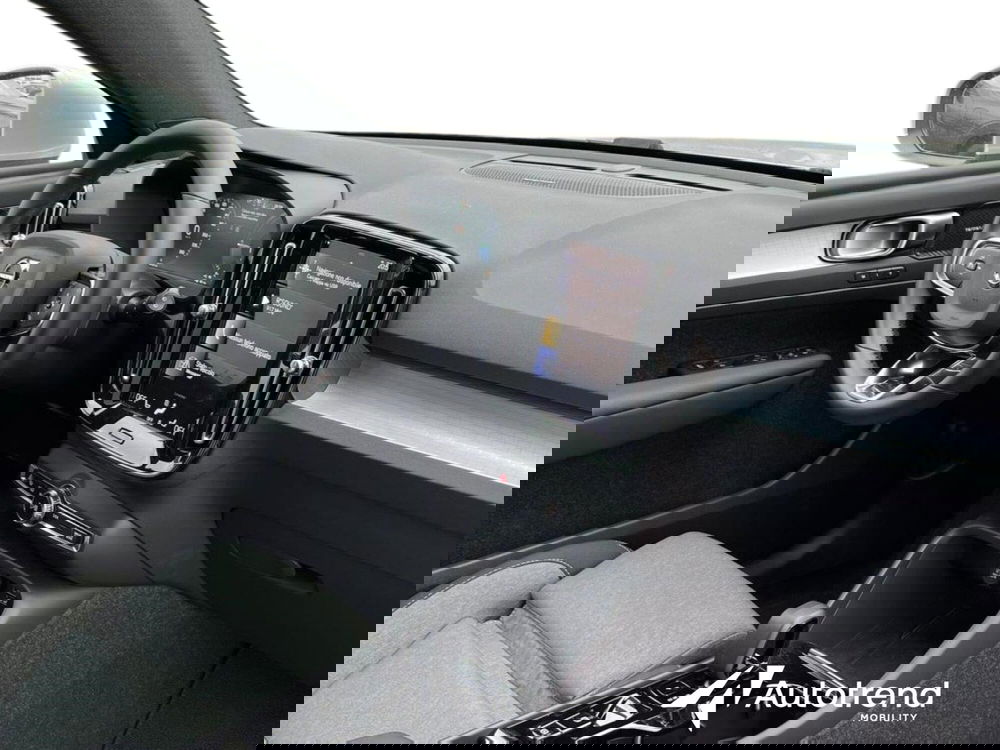 Volvo XC40 nuova a Bari (10)