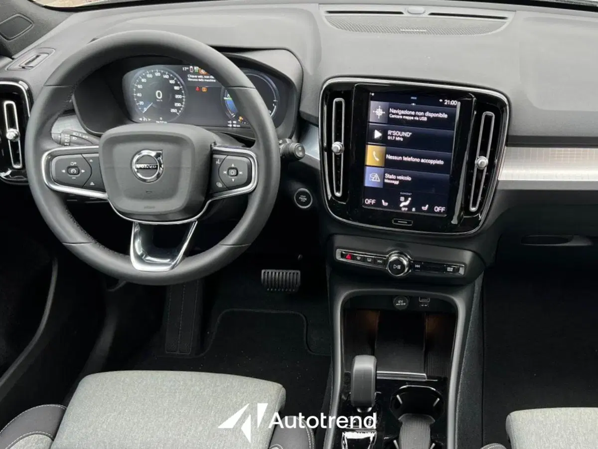 Volvo XC40 nuova a Bari (11)