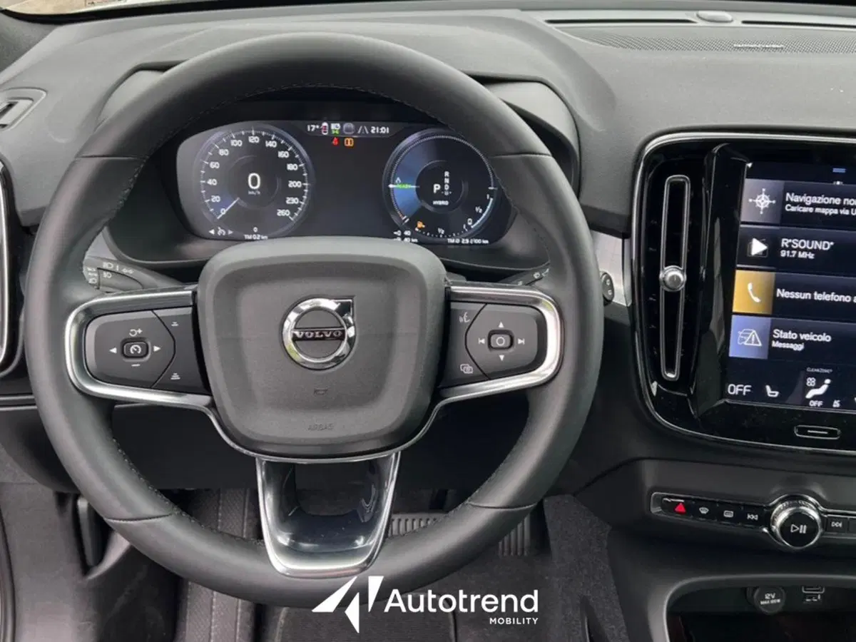Volvo XC40 nuova a Bari (12)