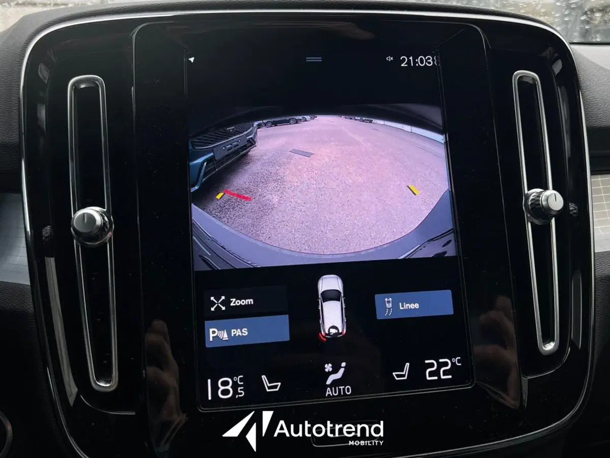 Volvo XC40 nuova a Bari (14)