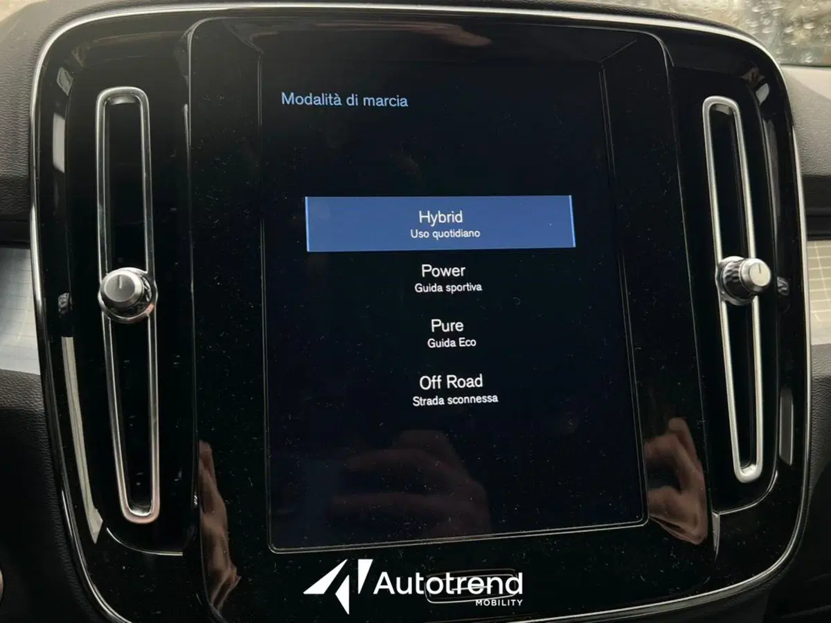 Volvo XC40 nuova a Bari (15)