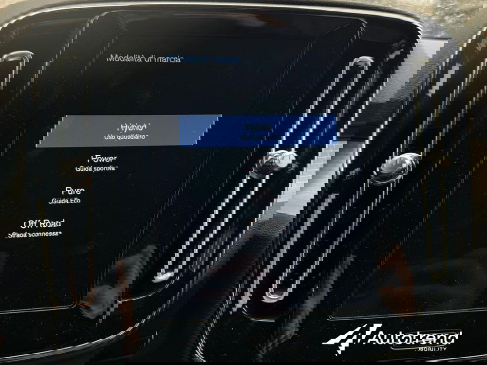 Volvo XC40 nuova a Bari (15)