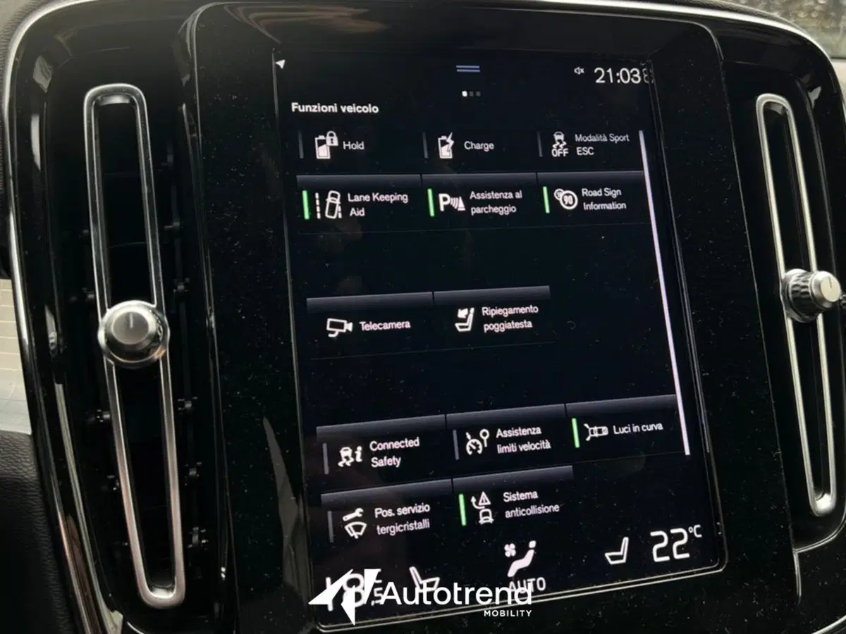 Volvo XC40 nuova a Bari (16)