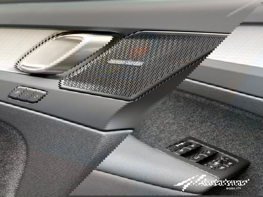 Volvo XC40 nuova a Bari (18)