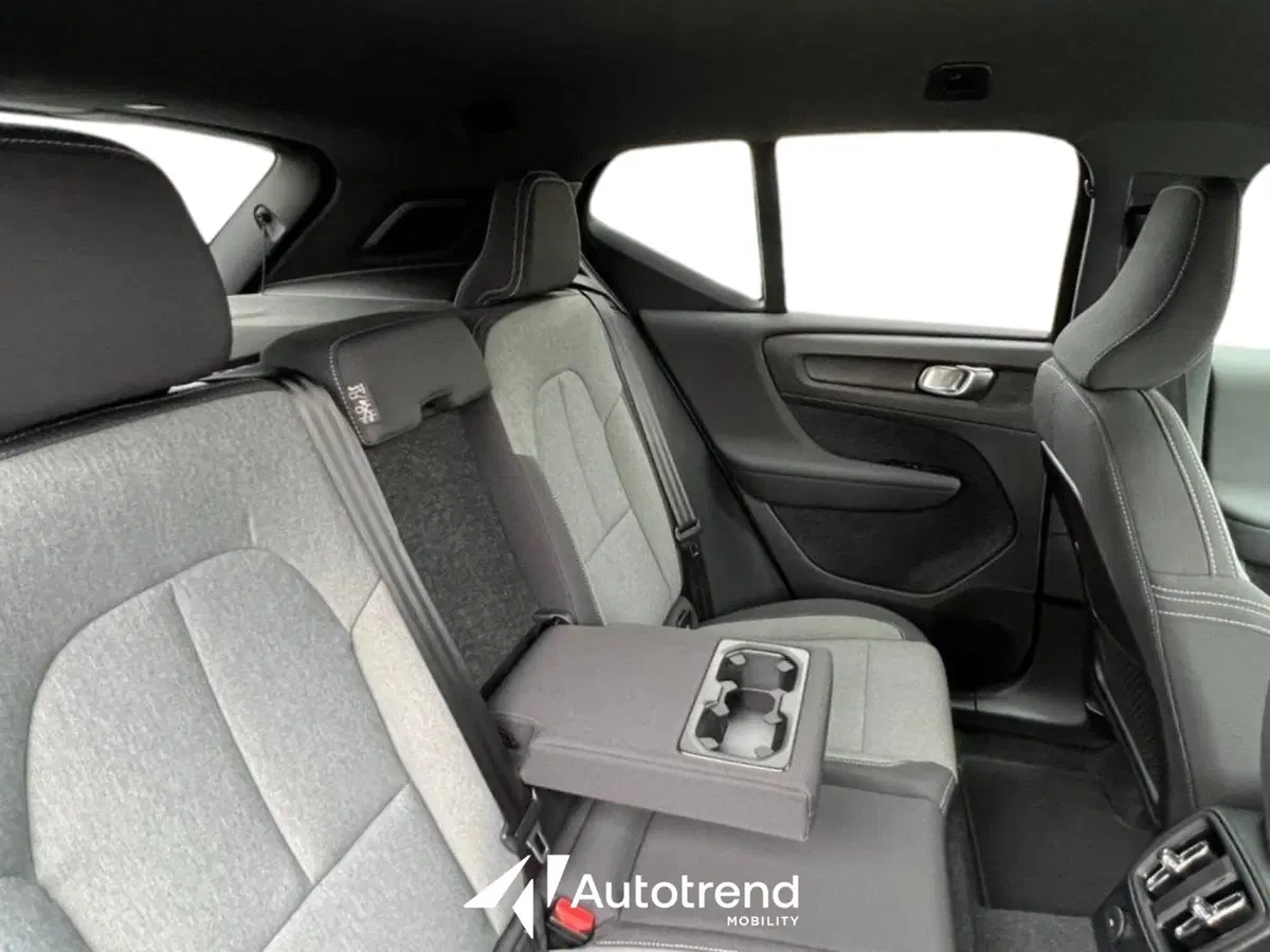 Volvo XC40 nuova a Bari (19)