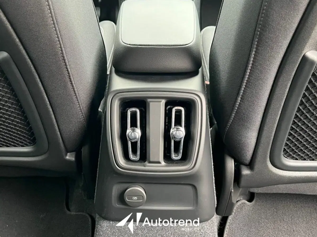 Volvo XC40 nuova a Bari (20)