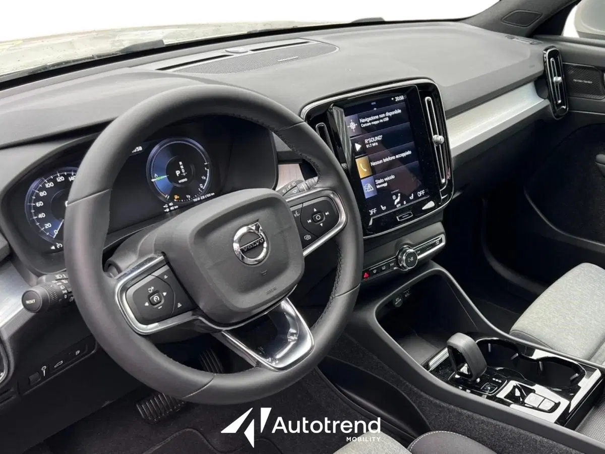 Volvo XC40 nuova a Bari (8)