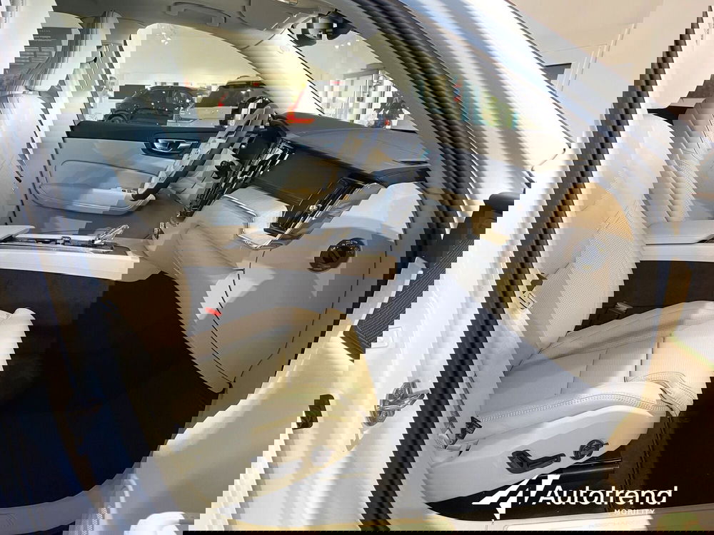 Volvo XC60 nuova a Bari (10)