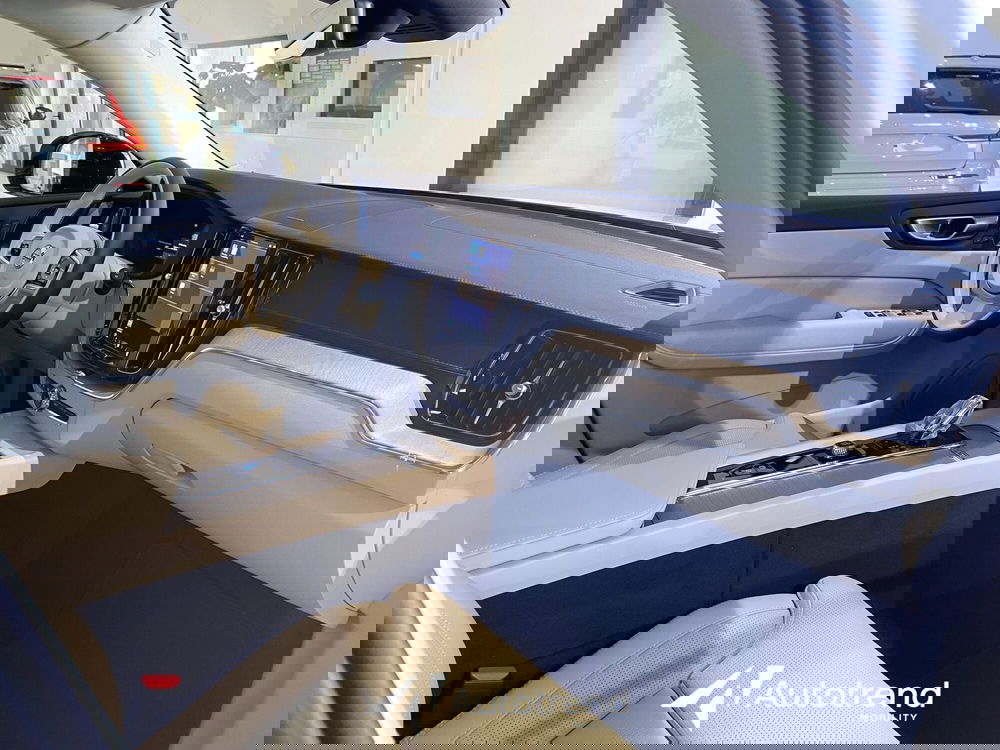 Volvo XC60 nuova a Bari (11)