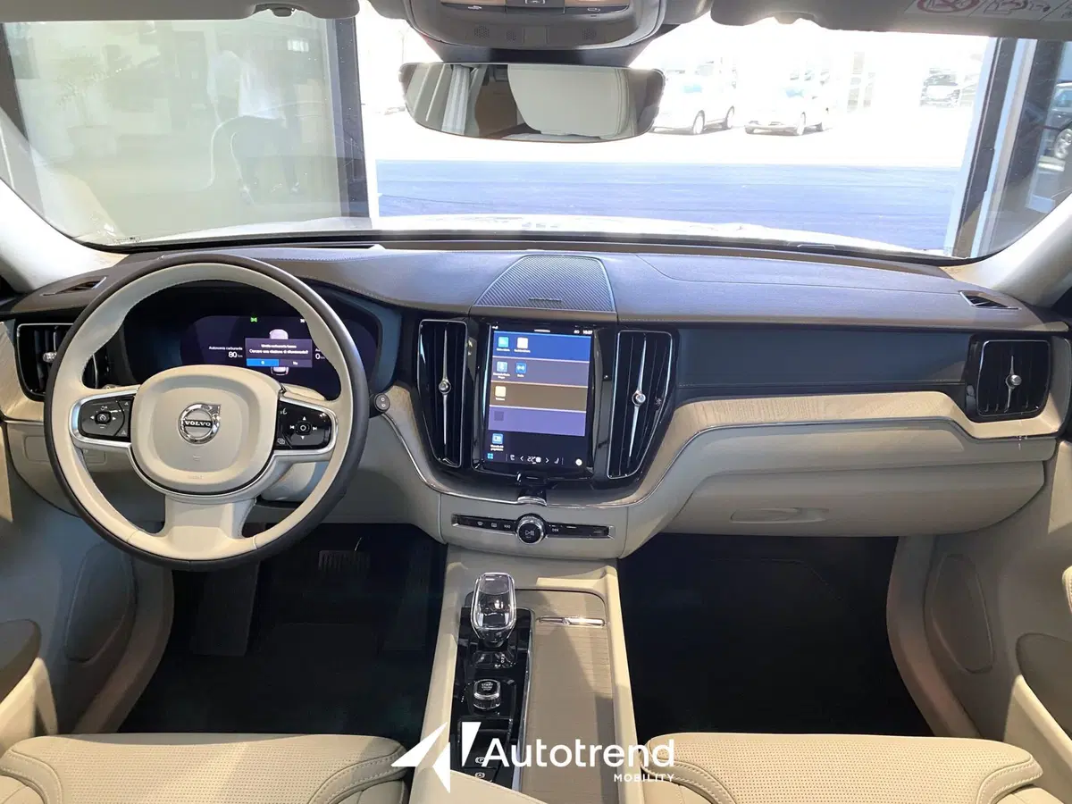 Volvo XC60 nuova a Bari (12)