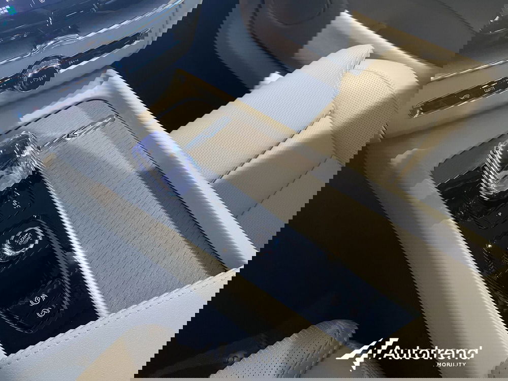 Volvo XC60 nuova a Bari (15)