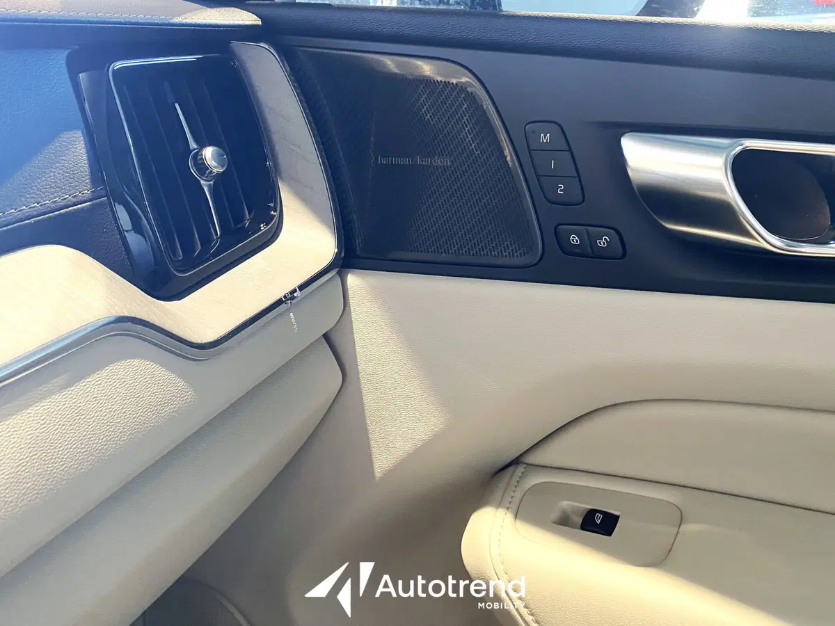 Volvo XC60 nuova a Bari (17)