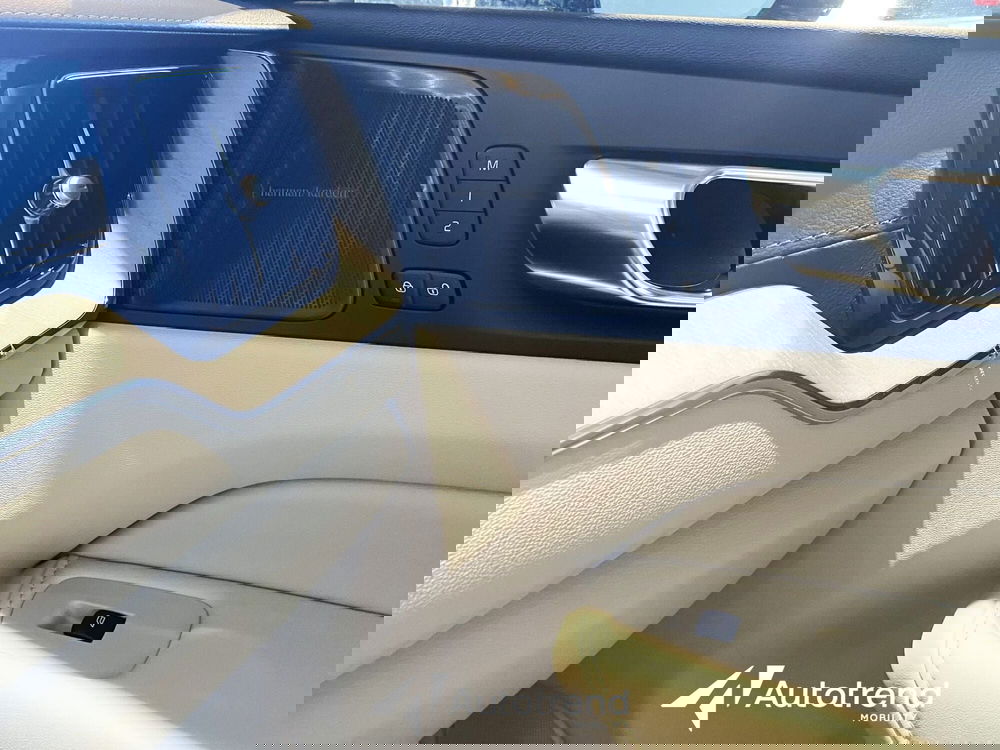 Volvo XC60 nuova a Bari (17)