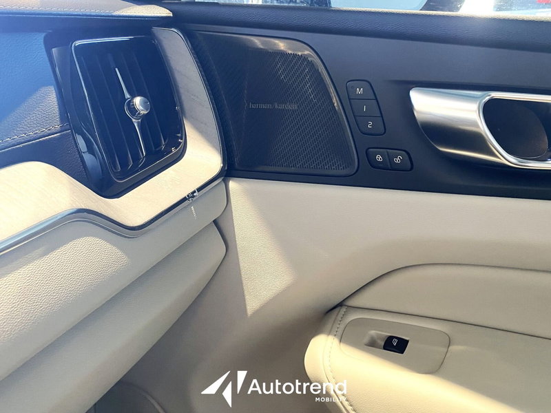 Volvo XC60 nuova a Bari (17)