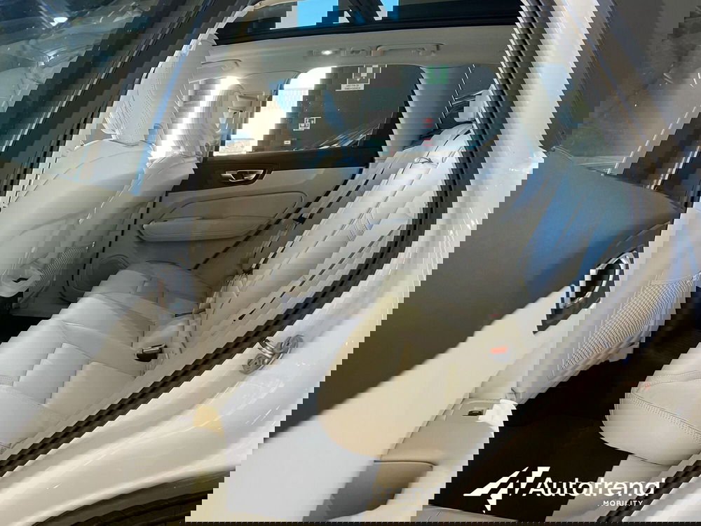 Volvo XC60 nuova a Bari (18)