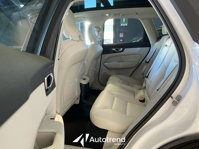 Volvo XC60 nuova a Bari (18)