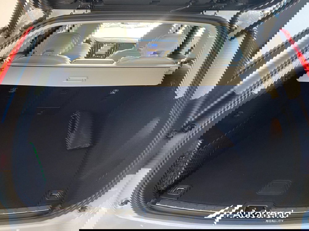 Volvo XC60 nuova a Bari (19)